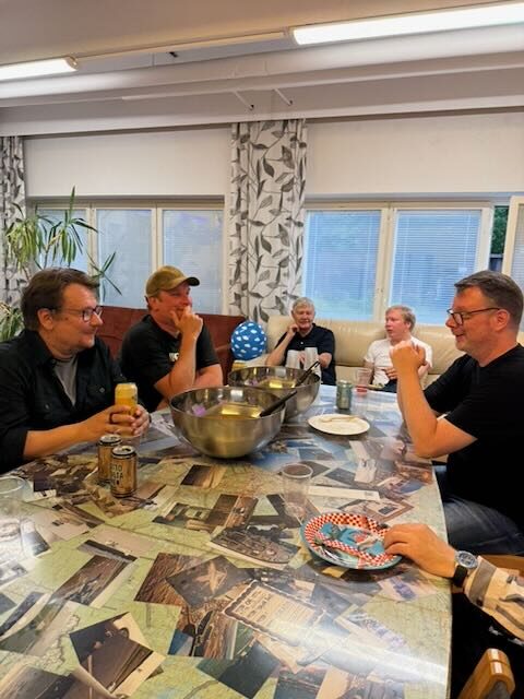 Pöydän ääressä